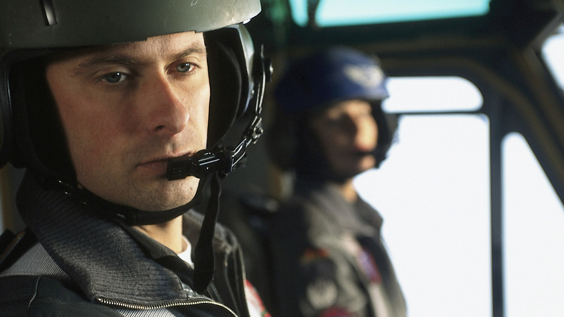 "Die Rettungsflieger - Neustart": Pilot Hauptmann Blank (Nicolas König) in Nahaufnahme im Hubschrauber. Neben ihm sitzt eine weitere Person im Flieger-Outfit.