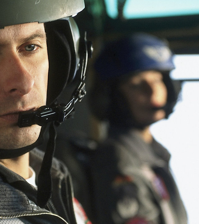 "Die Rettungsflieger - Neustart": Pilot Hauptmann Blank (Nicolas König) in Nahaufnahme im Hubschrauber. Neben ihm sitzt eine weitere Person im Flieger-Outfit.