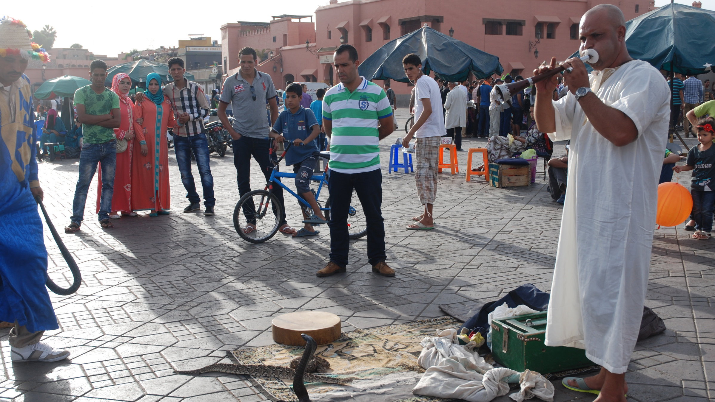 "Marokko - Oase der Sinne": Schlangenbeschwörer Hamuda auf dem Djemaa el Fna, dem legendären Platz von Marrakesch.