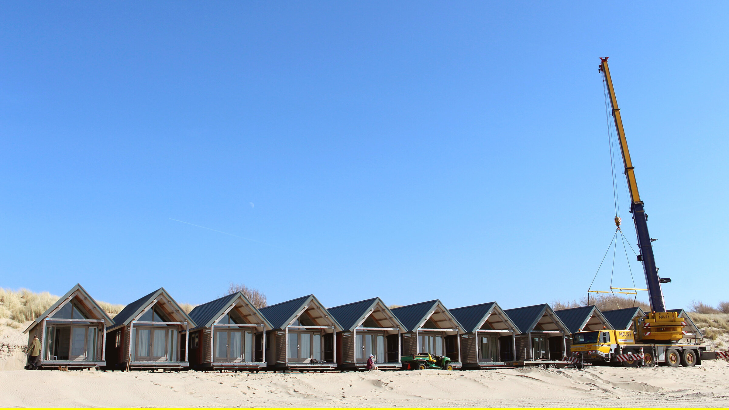 "Kritisch reisen: Mein Haus, mein Strand, mein Zeeland - wem gehört die Küste?": Vorbereitungen für die Saison: Strandhäuser in Vlissingen werden aufgestellt.
