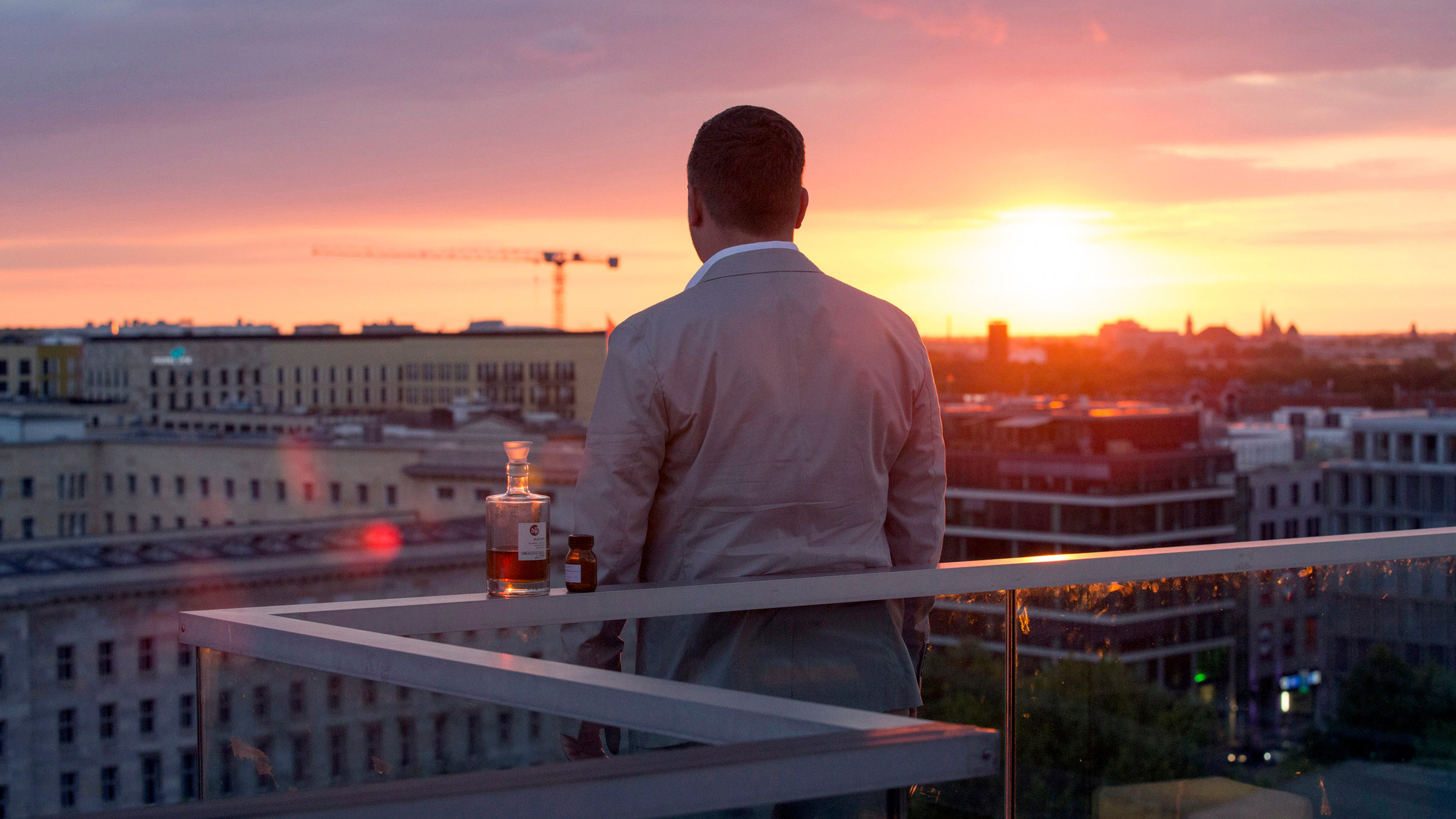 "Die Stadt und die Macht - Freier Fall": Der korrupte Bauunternehmer Oliver Griebnitz (Lars Pape) auf der Dachterrasse seiner Penthousewohnung, kurz vor seinem Tod.