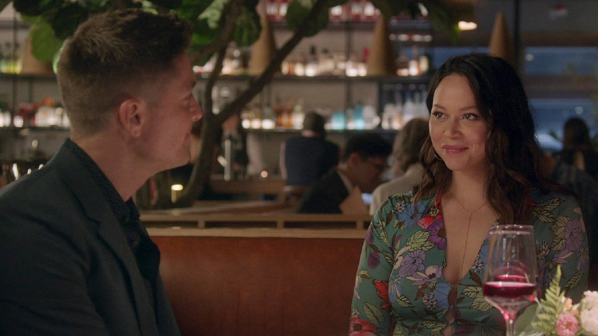 "The Rookie - Die Liste": Tim Bradford (Eric Winter) und Lucy Chen (Melissa O'Neil) sitzen sich an einem gedeckten Restauranttisch gegenüber und lächeln sich an.