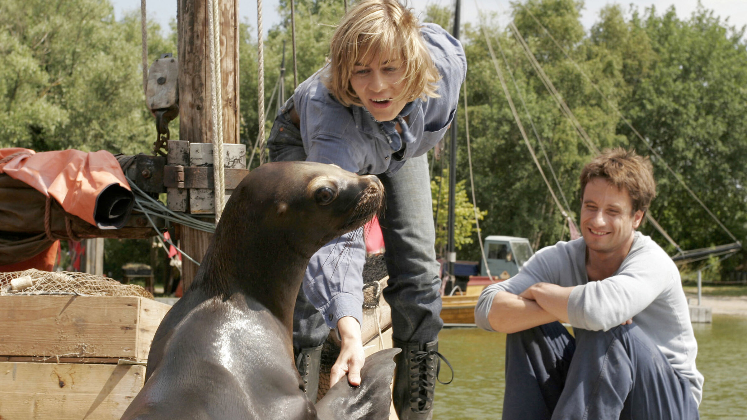"Eine Robbe zum Verlieben": Mit Anne (Gesine Cukrowski) und ihrer Robbe verlebt Thomas (Oliver Mommsen) eine unbeschwerte Zeit.