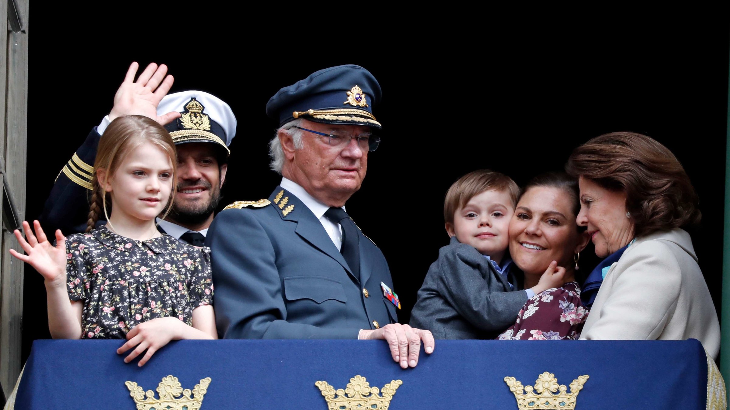 "ZDF-History: Schwedens Krone". Schwedische Königsfamilie auf Balkon, zum Teil winkend, der König in der Mitte.
