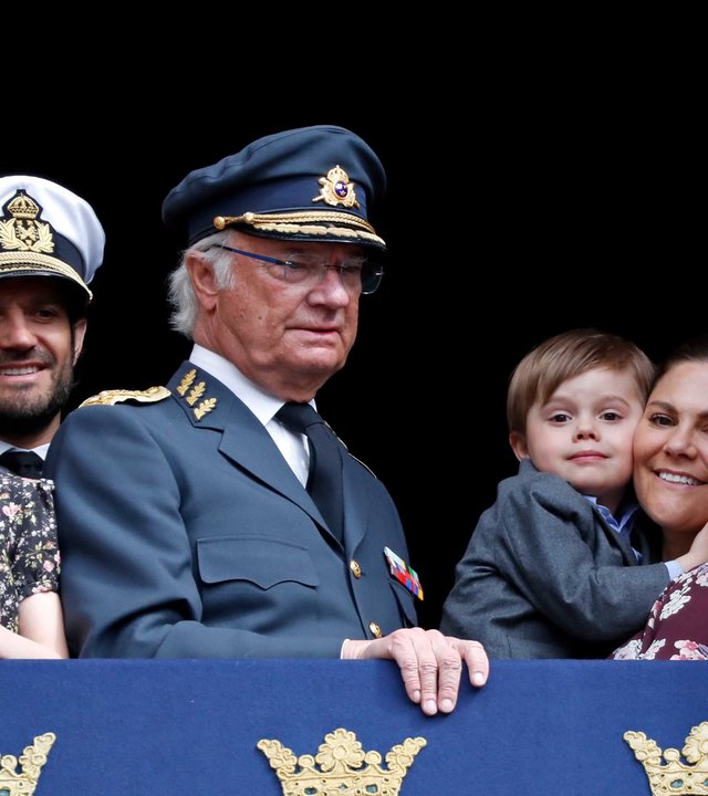 "ZDF-History: Schwedens Krone". Schwedische Königsfamilie auf Balkon, zum Teil winkend, der König in der Mitte.