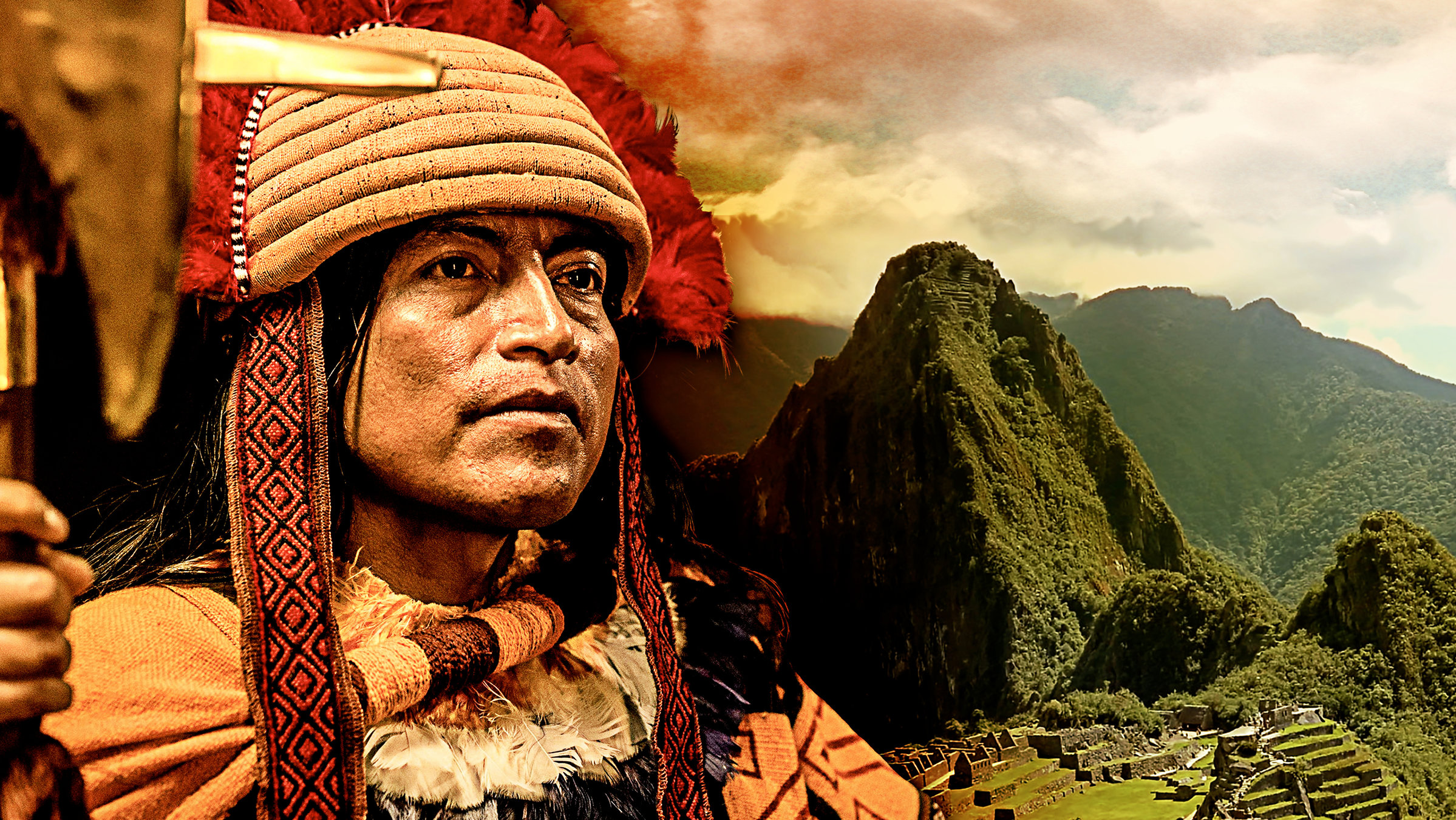 "Terra X: Söhne der Sonne - Die Inka": Eine Montage: Der Darsteller des Wayna Capac mit Kopfschmuck links im Bild. Rechts in sattem Grün Teile von Machu Picchu, der alten Inkastadt.