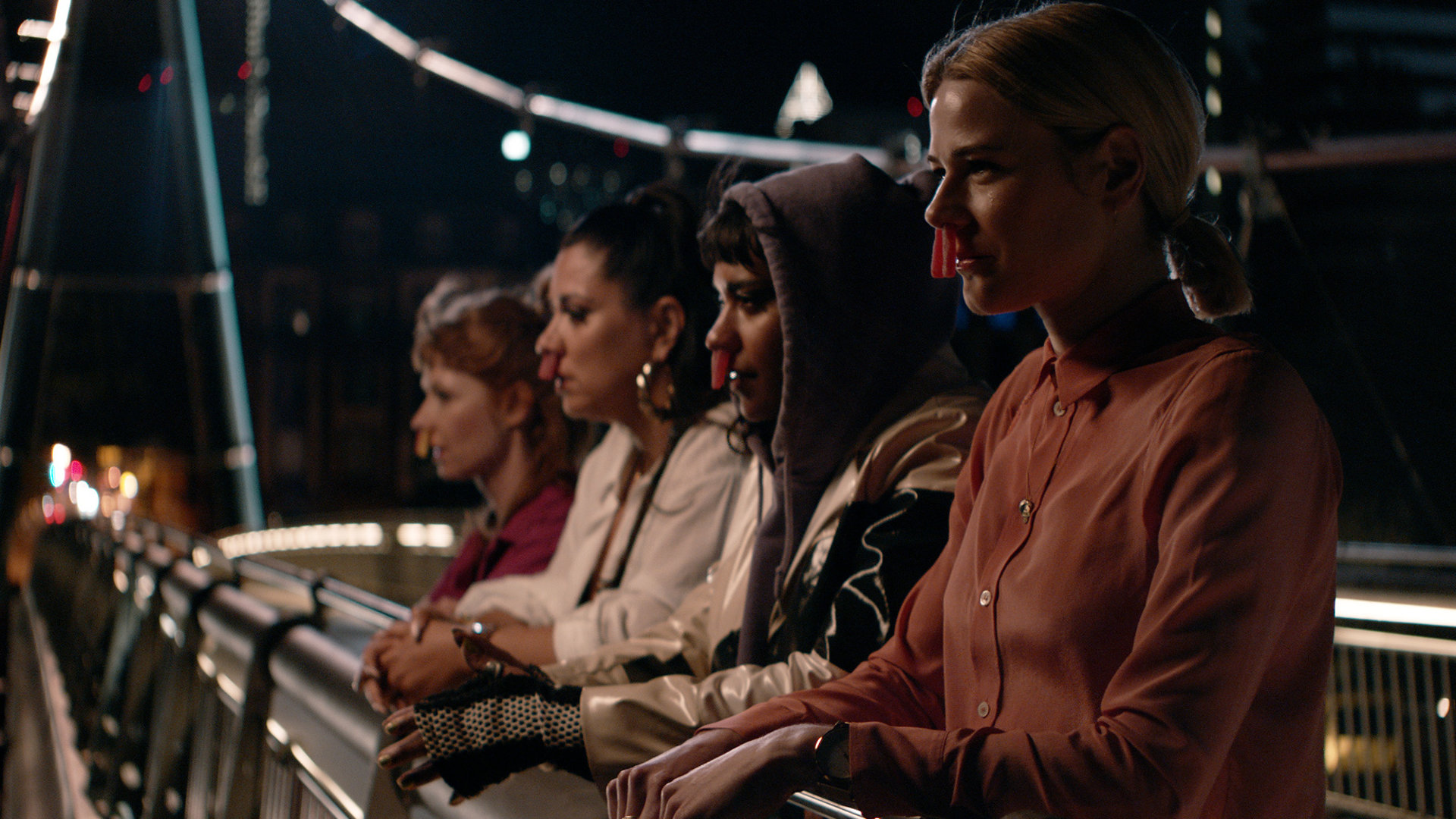 "Deadlines - Saure Pommes": Elif (Jasmin Shakeri), Jo (Salka Weber) Franzi (Llewellyn Reichman) und Lena (Sarah Bauerett) stehen bei Nacht am Brückengeländer mit sauren Pommes in der Nase.