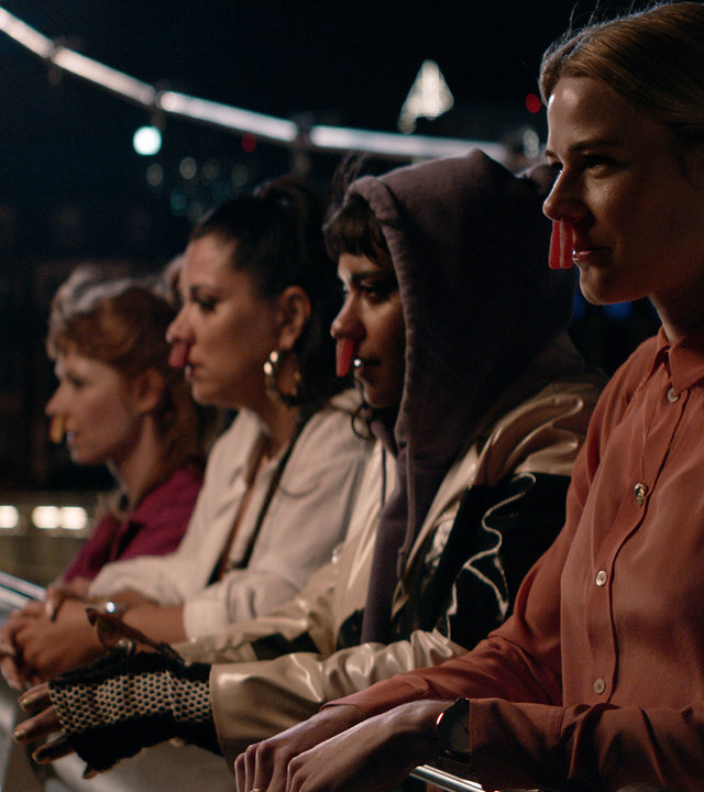 "Deadlines - Saure Pommes": Elif (Jasmin Shakeri), Jo (Salka Weber) Franzi (Llewellyn Reichman) und Lena (Sarah Bauerett) stehen bei Nacht am Brückengeländer mit sauren Pommes in der Nase.