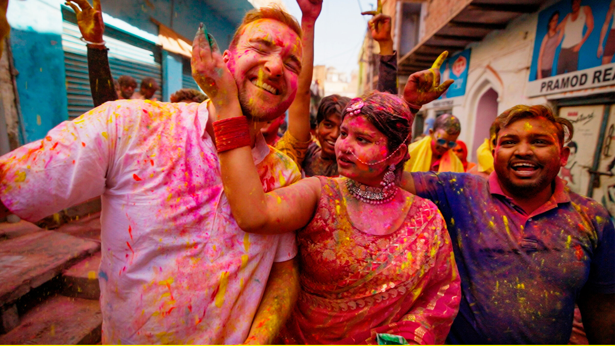 "Young Adventurers Indien": Samuel lernt wie das traditionelle indische Holi-Frühlingsfest mit buntem Farbpulver gefeiert wird.