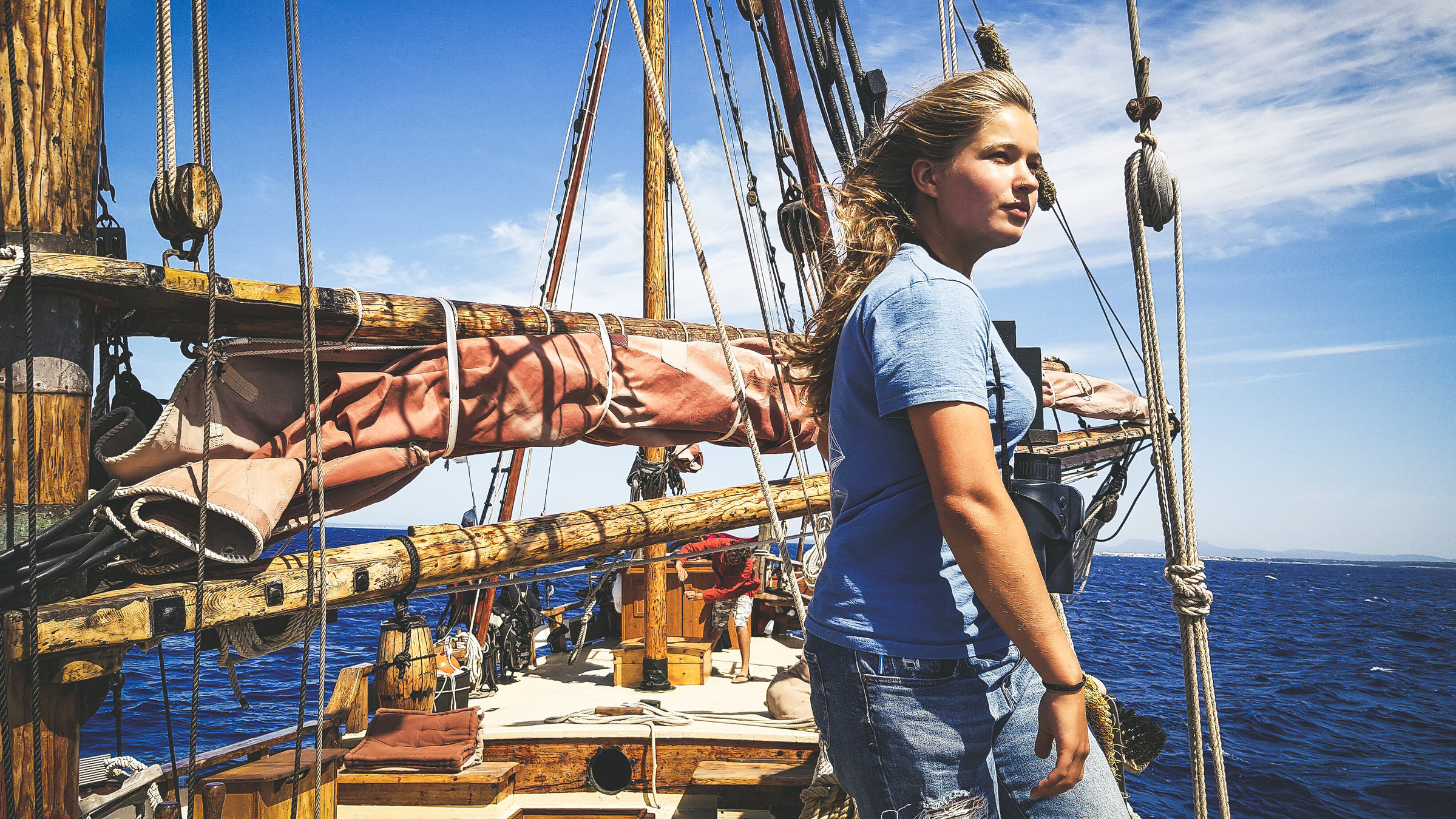 "Terra Xpress: Geheimnisse vor Mallorca und Auswandern ins Glück": Sophie Ruge steht auf einem Segelschiff und schaut aufs Meer hinaus.