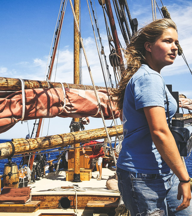 "Terra Xpress: Geheimnisse vor Mallorca und Auswandern ins Glück": Sophie Ruge steht auf einem Segelschiff und schaut aufs Meer hinaus.