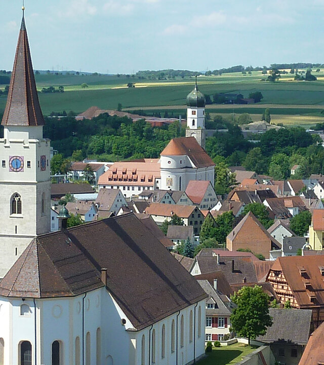 "Katholischer Gottesdienst - Jesus, der gute Hirte": Blick auf Ehingen mit der Außenansicht der Stadtpfarrkirche Sankt Blasius