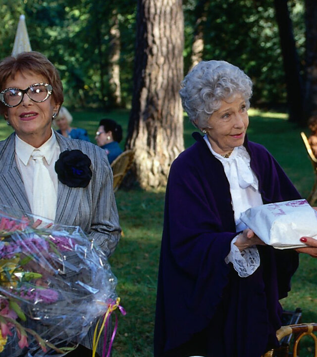 "Die Wicherts von nebenan: Ein Heim für Oma Käthe": Hannelore (Maria Sebaldt) und Eberhard (Stephan Orlac) besuchen Oma Käthe (Edith Schollwer) und Reichsgräfin Cäcilie (Karin Hardt) im Garten des Damenstifts. Sie haben Geschenke dabei.