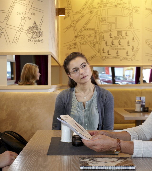 "Idiotentest": Annette (Susanna Simon), Isabell (Henriette Richter-Röhl) und Katja (Mariele Millowitsch) sitzen an einem Tisch im Restaurant.