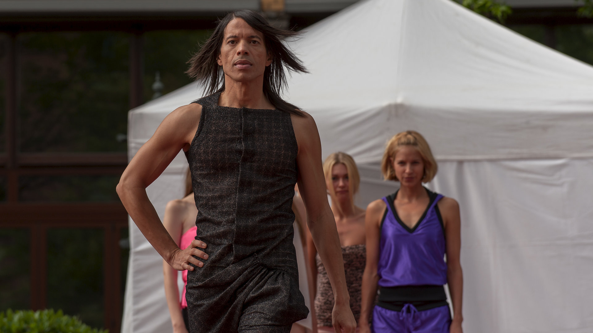 "Notruf Hafenkante - High Heels": Julio (Jorge Gonzales) beim Lauftraining mit den Models.