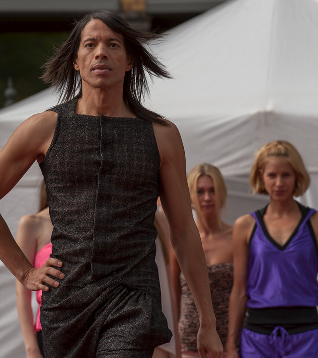"Notruf Hafenkante - High Heels": Julio (Jorge Gonzales) beim Lauftraining mit den Models.