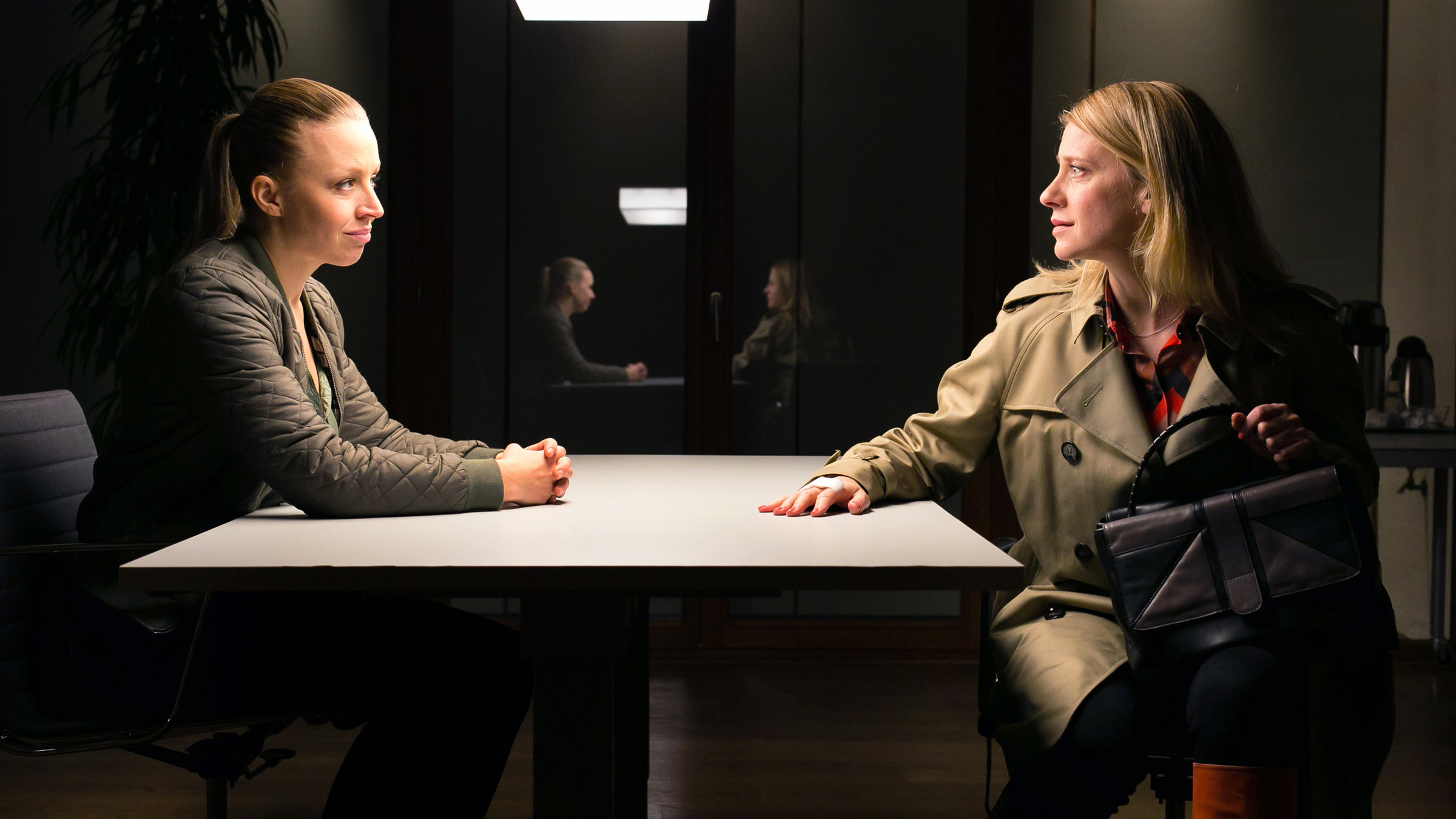 "Ein Mord mit Aussicht": Sophie Haas (Caroline Peters) steht unter Verdacht: Die Leiterin der Polizeistation von Hammelforst, Kriminalkommissarin Holm (Nina Proll), nimmt ihre Kollegin aus Hengasch ins Verhör.