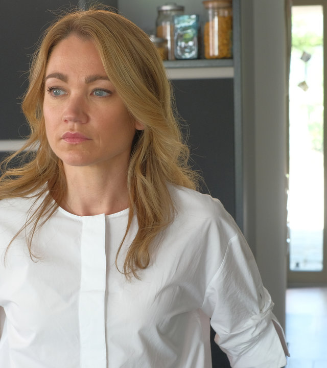 "Irgendwas bleibt immer": Nina (Lisa Maria Potthoff) steht mit nachdenklichem Blick in der Küche ihres Hause, Andreas (Justus von Dohnányi) steht mit dem Rücken zu ihr in der Terrassentür.