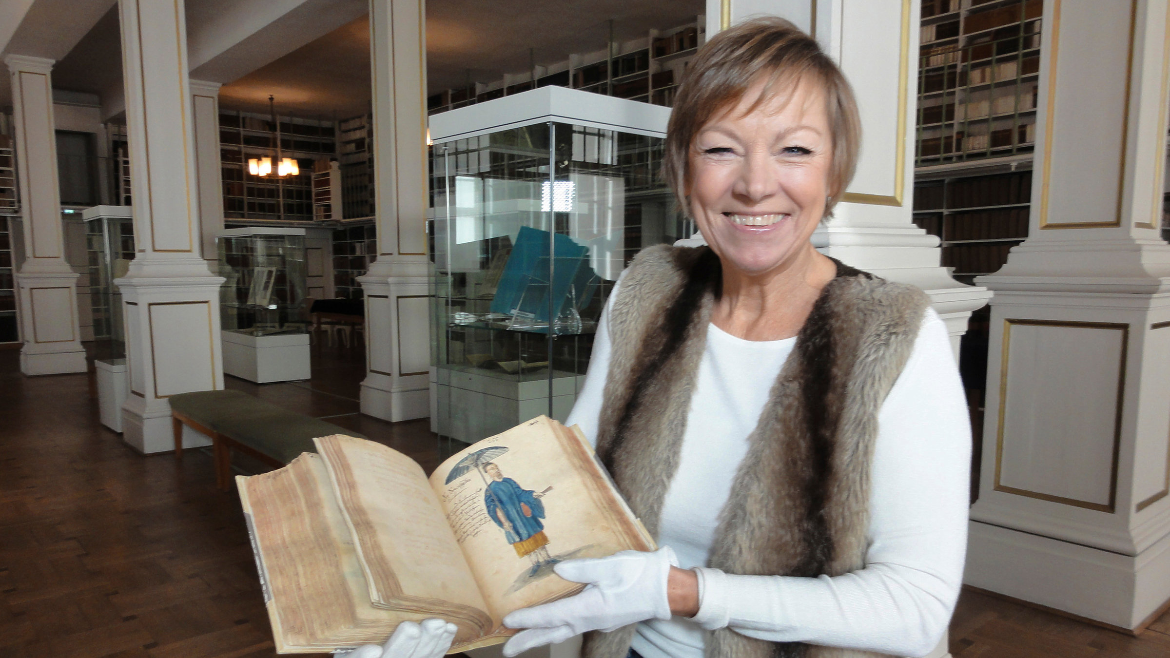 "Schneeweißchen und der Bärenhäuter aus Thüringen": Janine in der Forschungsbibliothek Gotha mit Caspar Schmalkaldens Original-Reiseberichten aus China