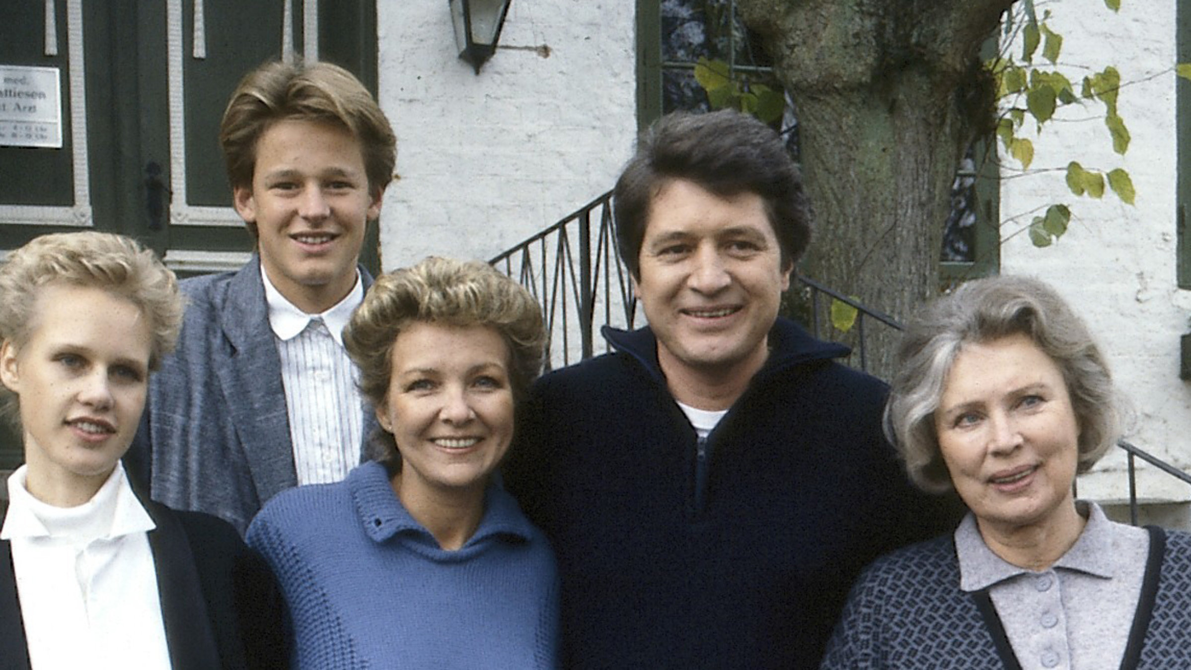"Der Landarzt - Geburtstag": Kerstin (Katharina Lehmann), Eike (Hendrik Martz), Annemarie Mattiesen (Gila von Weitershausen) und Olga Mattiesen (Antje Weisgerber) stehen mit Dr. Karsten Mattiesen (Christian Quadflieg) vor den Treppen eines Hauses.