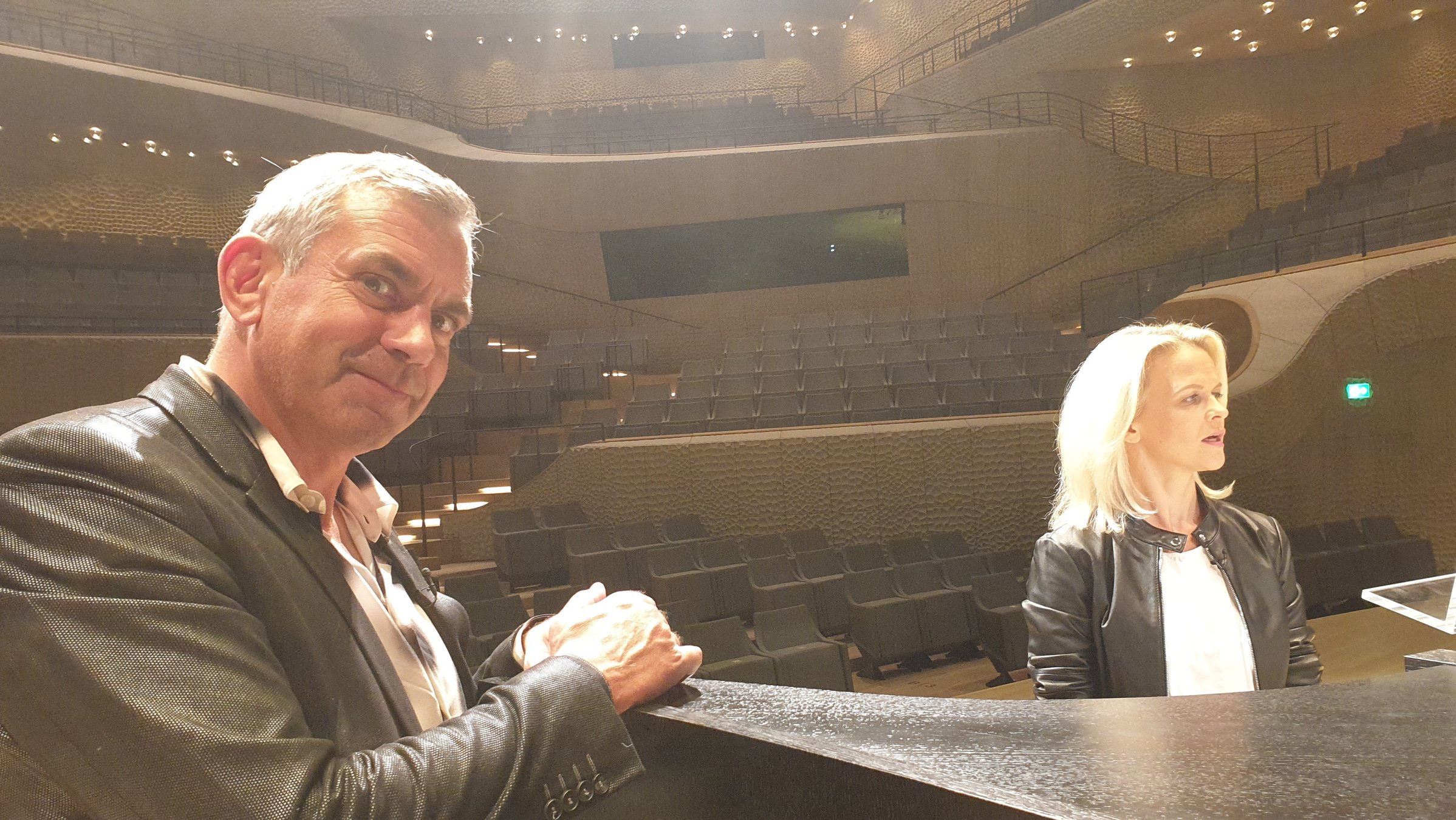 "Kaminer Inside: Wie klingt Deutschland": Die Organistin sitzt an der Orgel, Wladimir Kaminer lehnt daran und rollt bewundernd die Augen. Die beiden sind allein in dem großen Konzertsaal.