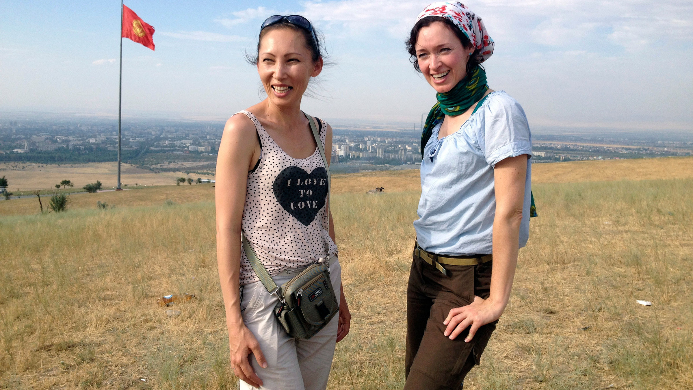 "Ostwärts - Mit dem Rucksack der Sonne entgegen - Karawane durch Kirgistan": Guldana Dschunuschowa (l.), Julia Finkernagel (re.)