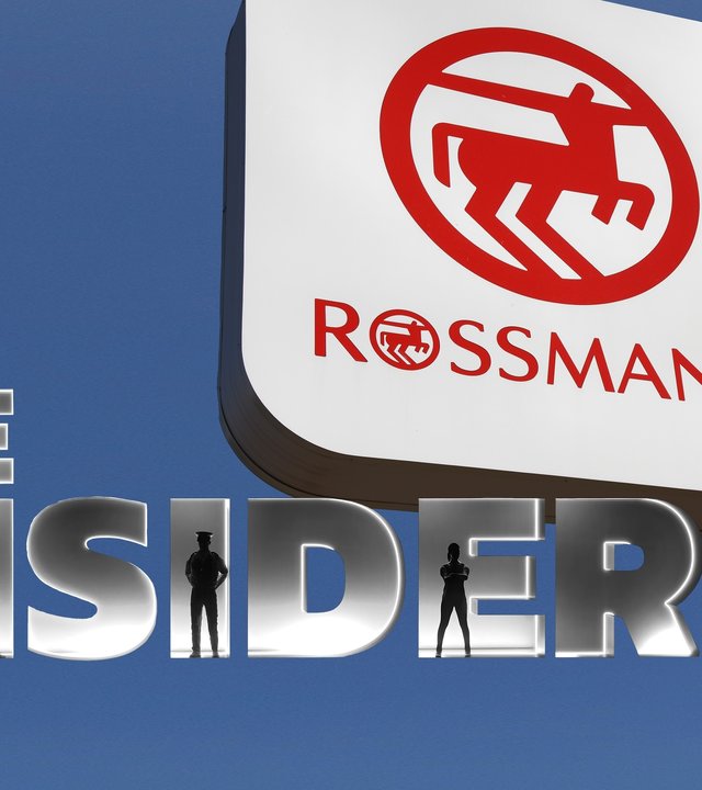 "Rossmann: Die Insider - Verkaufstricks beim Drogerie-Riesen": Logo "Die Insider" mit Verkaufsschild von Rossmann