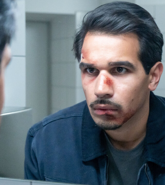 "SOKO Potsdam - Alle hassen Hugo": In einem grell ausgeleuchteten Waschraum steht Ermittler Samir Amari (Skandar Amini) dicht vor einem Spiegel. Sein Gesicht ist von frischen Wunden gezeichnet – die Nase blutig, eine Schramme an der Stirn. Starr blickt er sich selbst in die Augen.