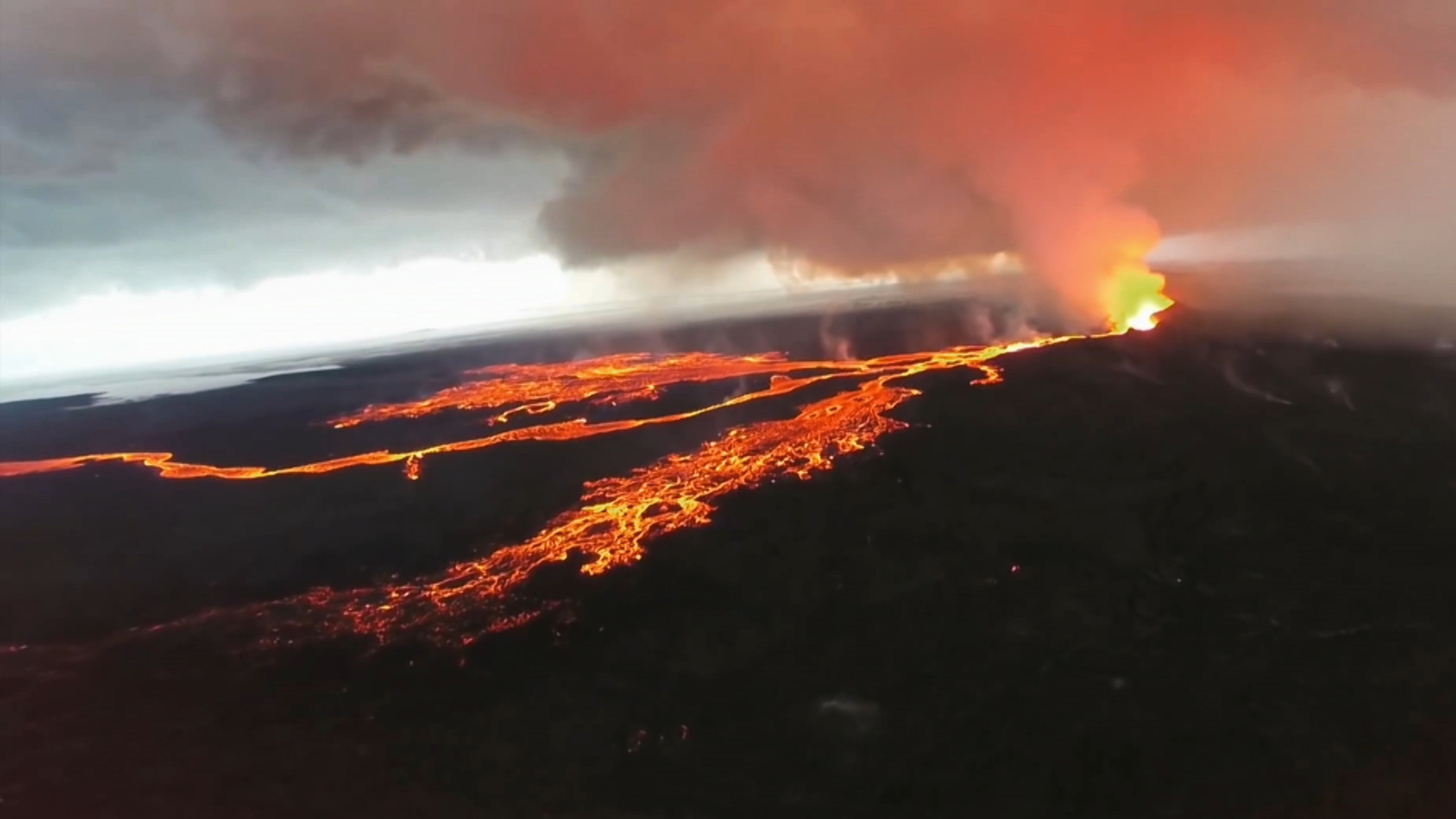 "Terra X - Die Macht der Vulkane: Jahre ohne Sommer": Vulkanausbruch mit mehreren Lavaströmen.