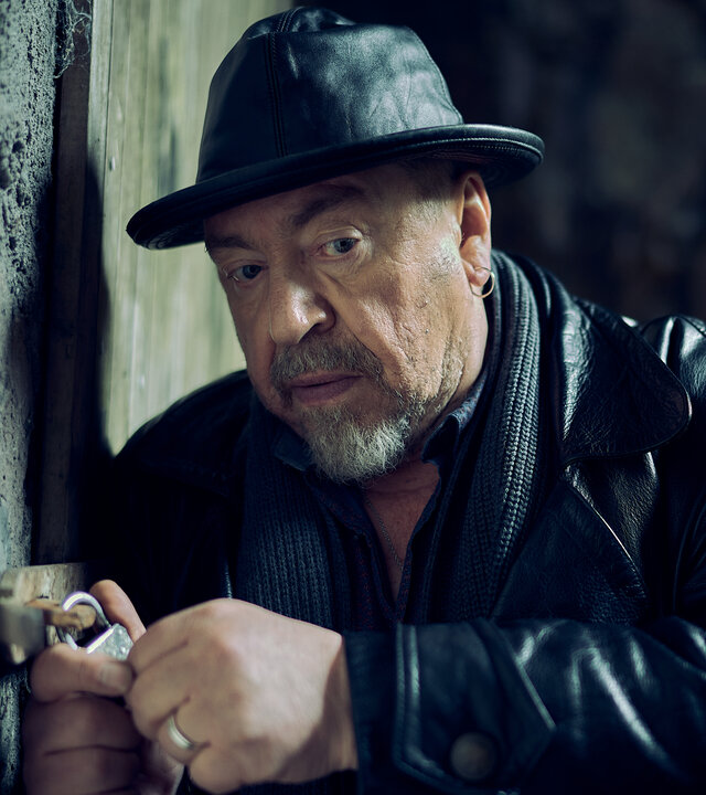 "Vogelfrei – Ein Schwarzwaldkrimi - Zwischenzeit": Vitus Kessler (Armin Rhode) öffnet im Dunklen die Tür zum Versteck.