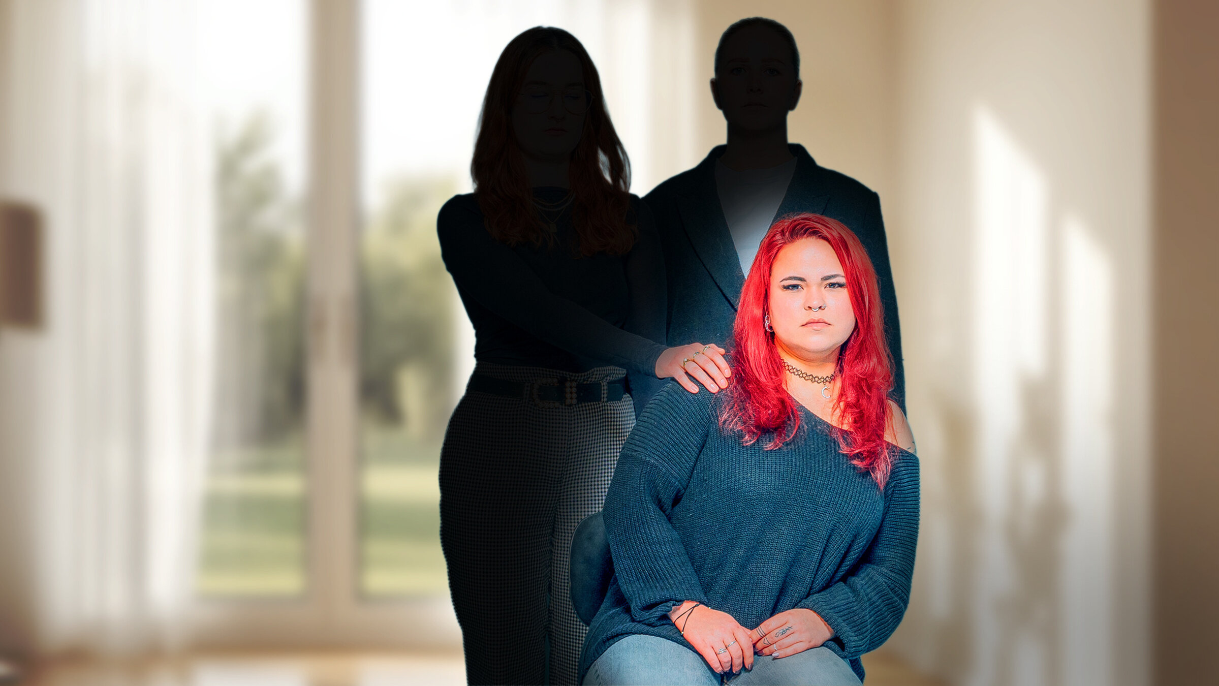 "37°Leben: Kontaktabbruch - Neuanfang ohne Eltern?": Montage: Tanja sitzt auf einem Stuhl und schaut in die Kamera. Hinter ihr sind die Silhouetten von einem Mann und einer Frau. Im Hintergrund ist unscharf ein Wohnraum mit Ausblick auf einen Garten.