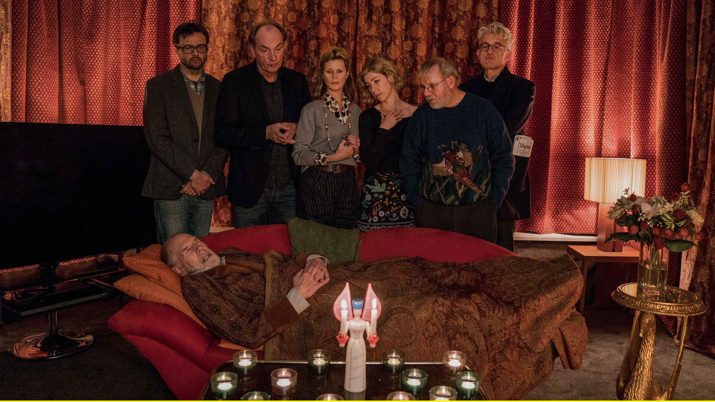 "Die Auferstehung": Am Totenbett des Vaters und Schwiegervaters (Peter Maertens) versammeln sich Uli (Michael Rotschopf), Lindas Ehemann Fred (Herbert Knaup), Linda (Leslie Malton), Ulis Ehefrau Franziska (Brigitte Zeh), Joschi (Joachim Król) und Jakob (Dominic Raacke).