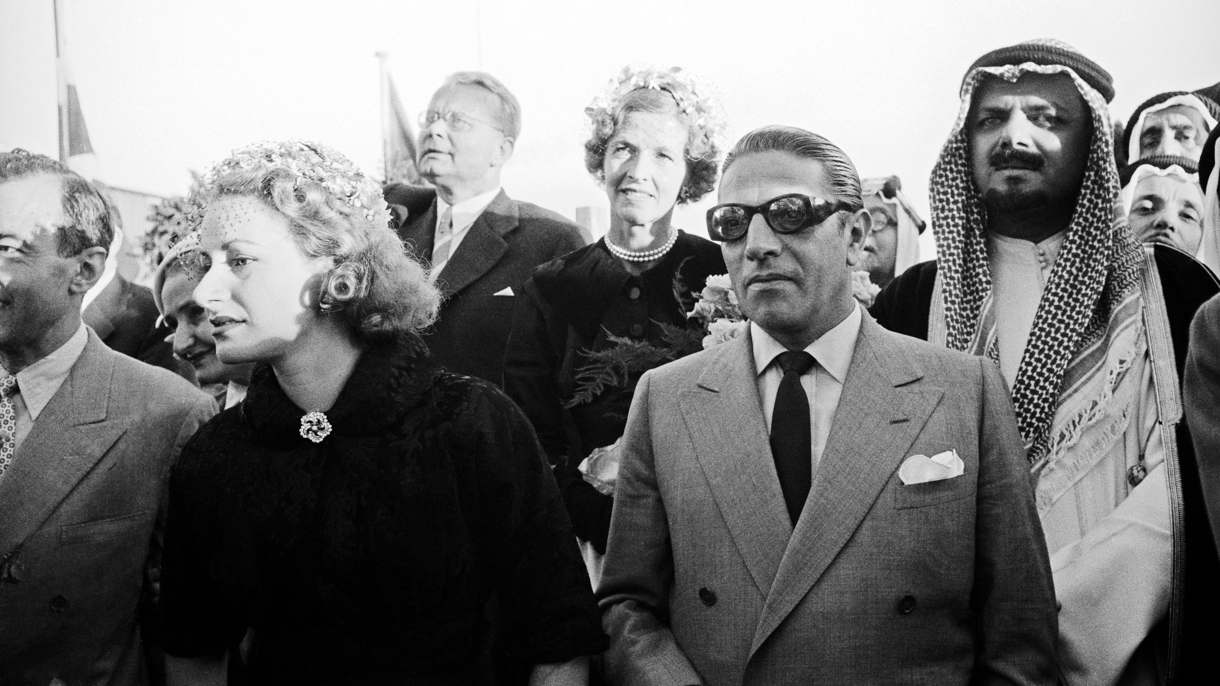 "Aristoteles Onassis - Der Tankerkönig und das deutsche Wirtschaftswunder": Tina und Aristoteles Onassis, Scheich Abdulla Ali Reza, Fürstin Ann-Marie von Bismarck beim Stapellauf des Tankers  „Al-Malik Saud Al-Awal“ in Hamburg, des seinerzeit größten Tankers der Welt (03.06.1954).