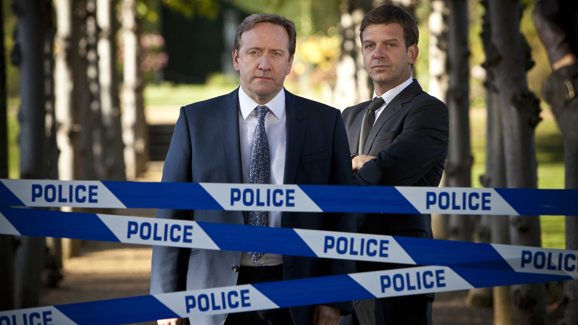 "Inspector Barnaby - Du bist tot!": DCI John Barnaby (Neil Dudgeon) und DS Ben Jones (Jason Hughes) stehen nebeneinander vor dem Absperrband der Polizei.