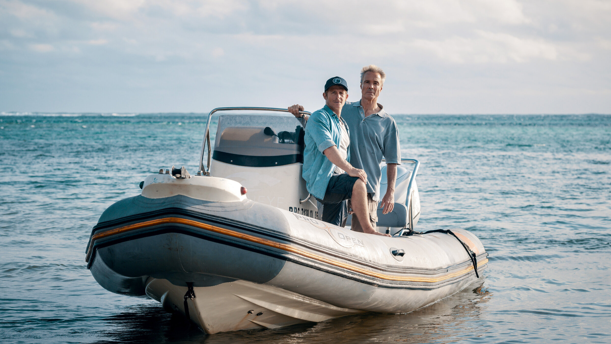 "Retter der Meere: Tödliche Strandung": Umweltvisionär Reno Finnings (Hannes Jaenicke, li.) mit seinem Partner Pit Wagner (Daniel Roesner).