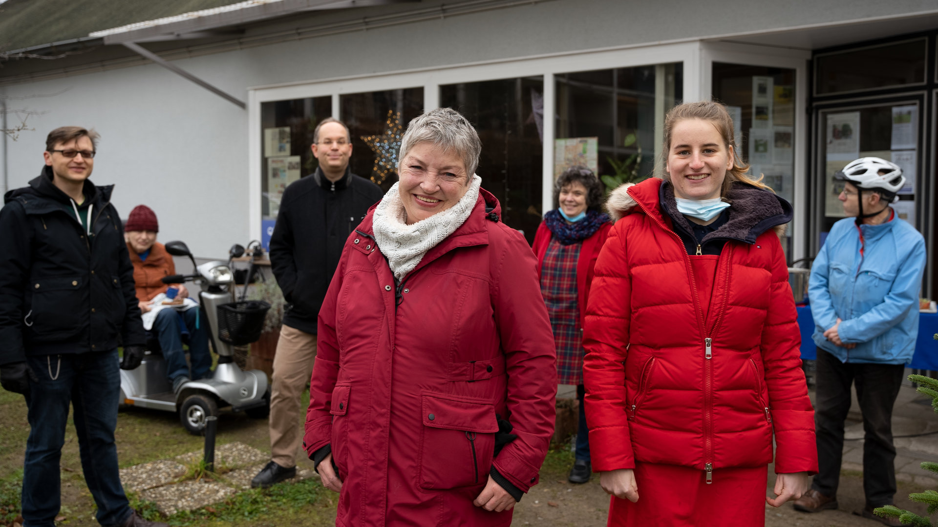 "einfach Mensch: Gute Nachbarn inklusive": Rentnerin Sigrid steht neben Nina Hestermann vor dem Quartierladen in der Postsiedlung.