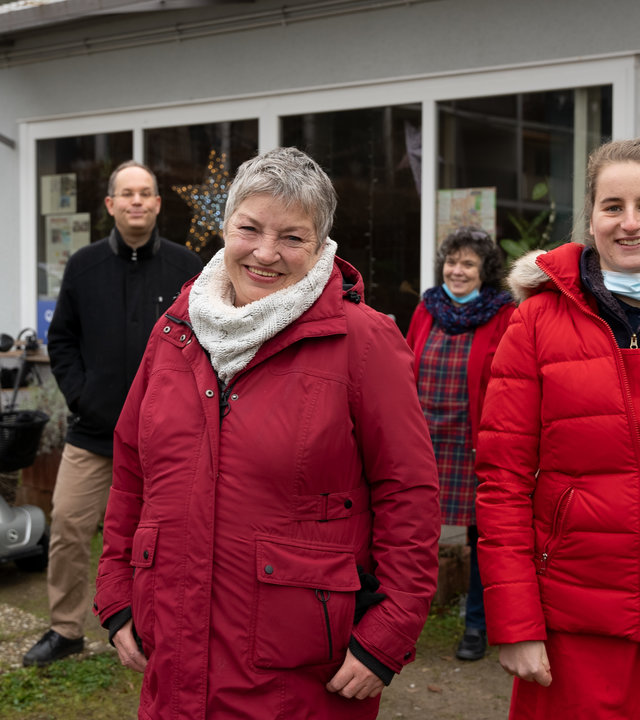 "einfach Mensch: Gute Nachbarn inklusive": Rentnerin Sigrid steht neben Nina Hestermann vor dem Quartierladen in der Postsiedlung.