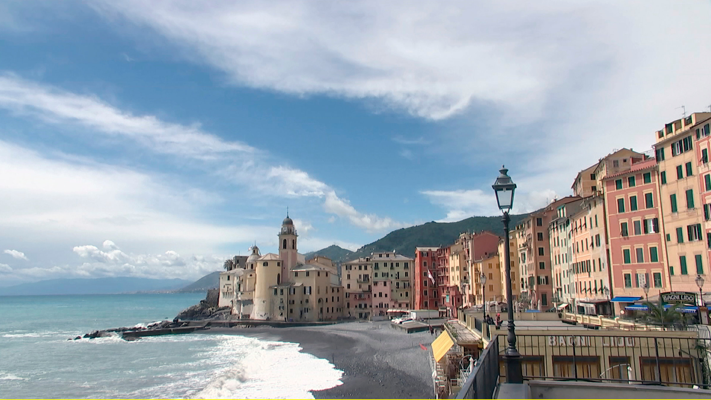 "Reisen und Speisen rund ums Mittelmeer": Blick auf Camogli an der ligurischen Küste. Das kleine Fischerdorf ist bekannt für leckere Meeresfrüchte und romantische Gassen.