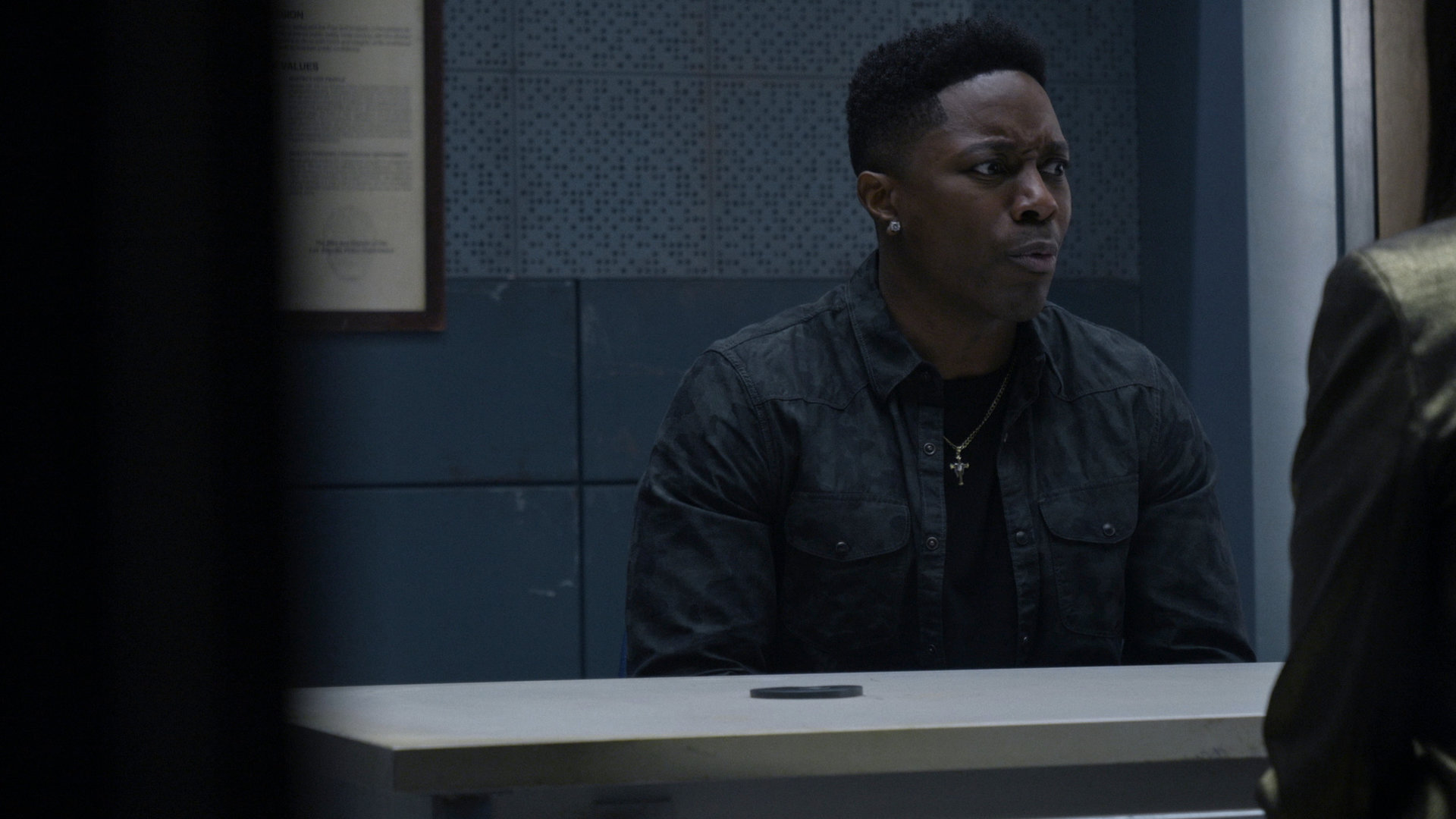 "The Rookie - True Crime": Thorsen (Tru Valentino) sitzt in einem Verhörzimmer und schaut angespannt in die Ferne.