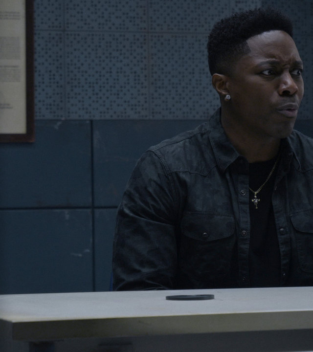 "The Rookie - True Crime": Thorsen (Tru Valentino) sitzt in einem Verhörzimmer und schaut angespannt in die Ferne.