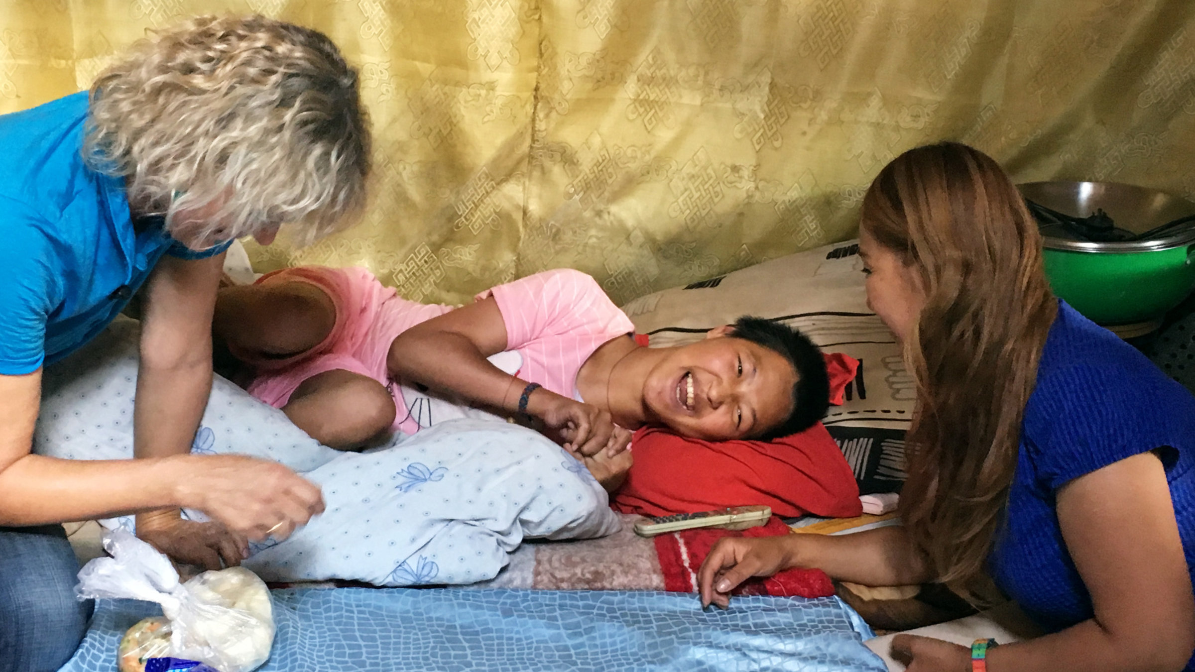 "Die Jurtenkinder" - Christine Jäggi besucht Uanzezeg, eine behinderte junge Frau, in ihrer Jurte.