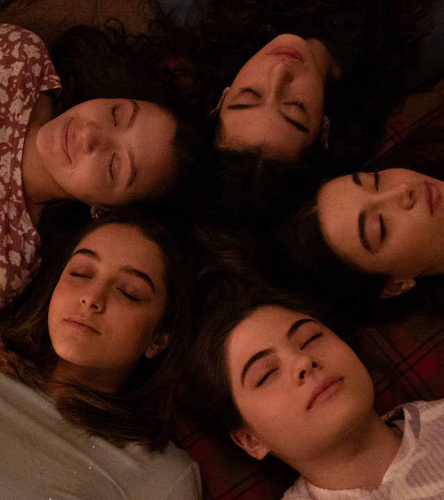 "The Gymnasts: Montag": Die italienischen Turnerinnen Martina (Alessia De Falco), Nadia (Federica Cuomo), Carla (Giada Savi), Benedetta (Eva Iurlaro), Anna (Giada Pirozzi) bei einer Meditationsübung.