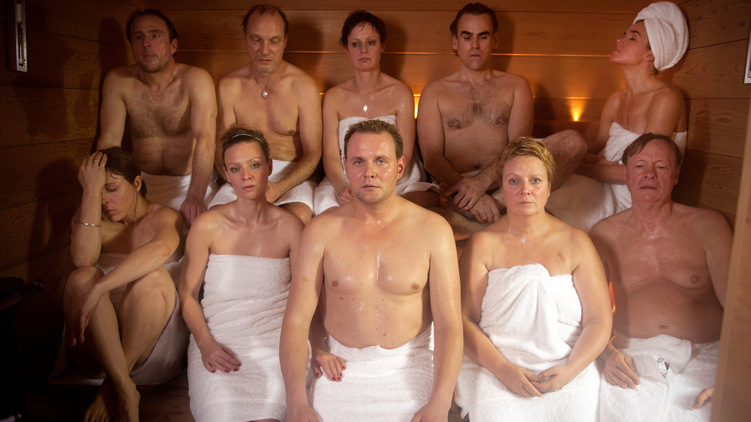 "Wellness für Paare": Anke Engelke(oben rechts)/Sebastian Blomberg (oben, 2.v.r.), Anneke Kim Sarnau (unten links)/Bjarne Mädel (oben links), Gabriela Maria Schmeide (unten 2.v.r.) /Michael Wittenborn (unten rechts), Katharina Marie Schubert (oben Mitte)/Martin Brambach (oben, 2.v.l.) sowie Magdalena Boczarska (unten, 2.v.l./Devid Striesow (unten Mitte).