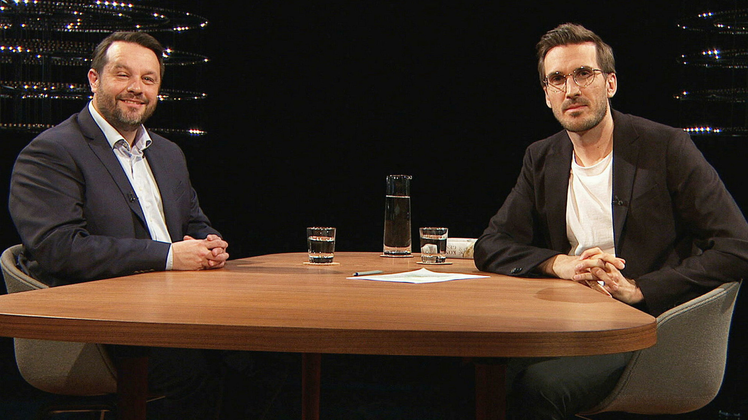 "Wie gefährlich ist China?": China-Experte Ralph Weber und Moderator Yves Bossart.