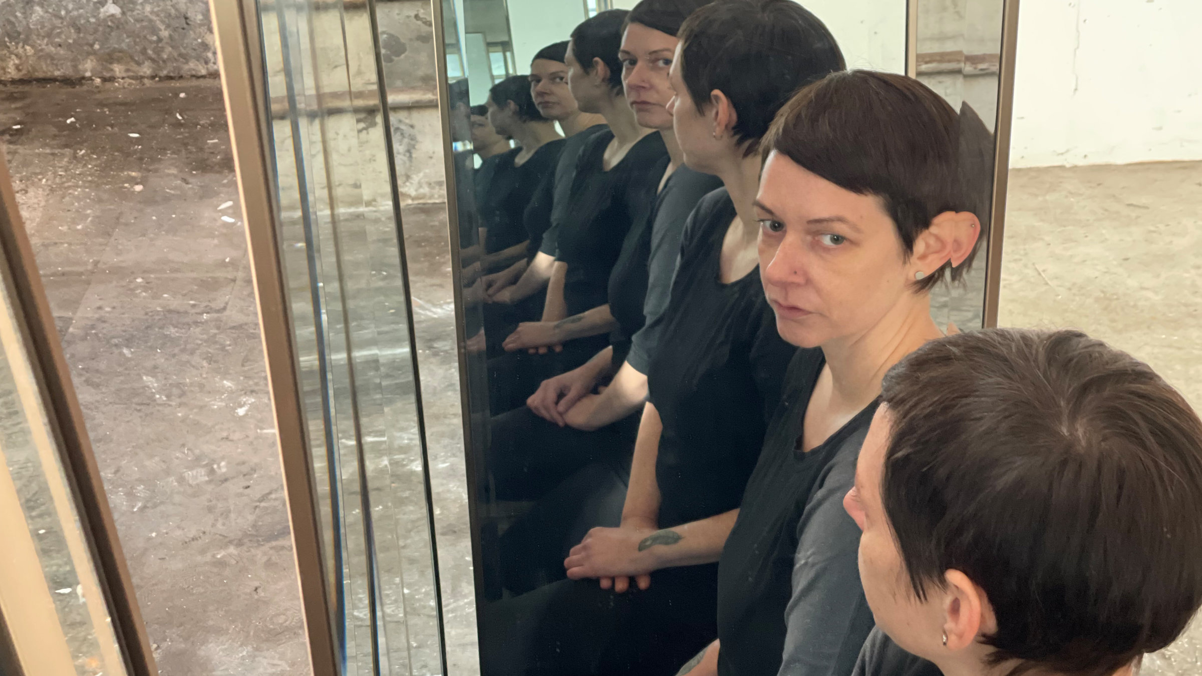 "37° Ich bin viele - Leben als multiple Persönlichkeit": Sabrina schaut sich die Dopplungen ihres Spiegelbildes an.