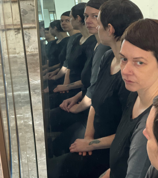 "37° Ich bin viele - Leben als multiple Persönlichkeit": Sabrina schaut sich die Dopplungen ihres Spiegelbildes an.