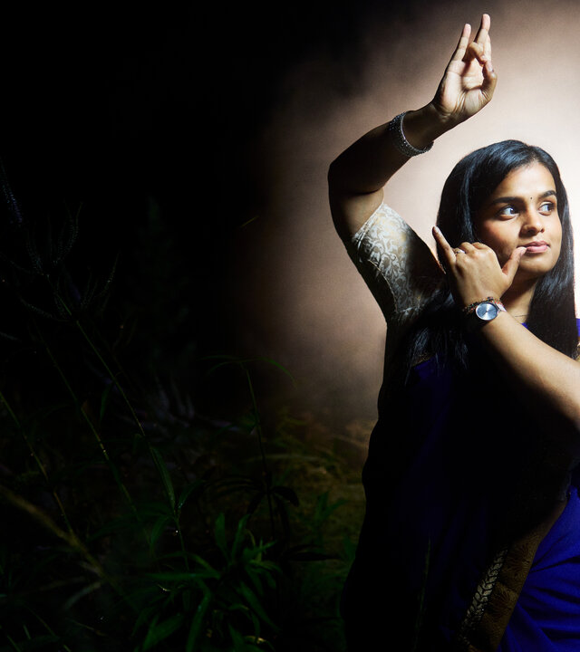 "37°Leben: Against all Gods: Shalom, Namasté, Peace out": Sagitha macht eine Geste ihres traditionellen tamilischen Tanzes. Sie trägt einen traditionellen Sari.