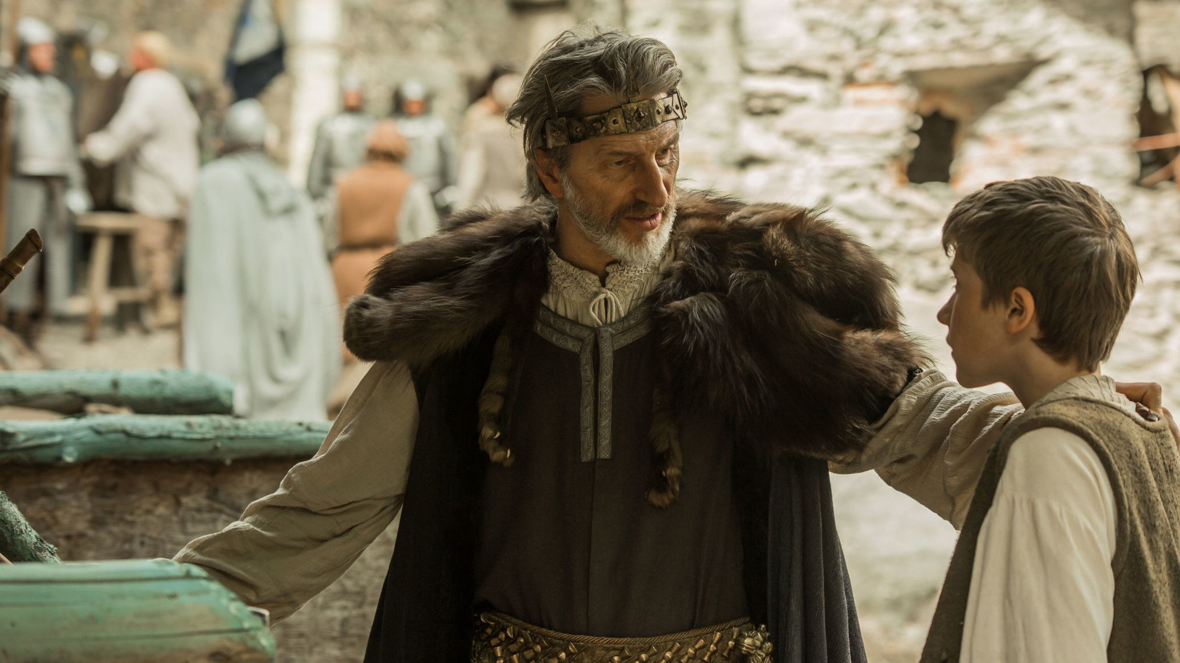 "König Laurin": König Dietrich (Rufus Beck) erklärt seinem Sohn Theo (Florian Burgkart), dass man sich nie mit Kleinigkeiten abgeben darf. "Nur was Groß ist, zählt".