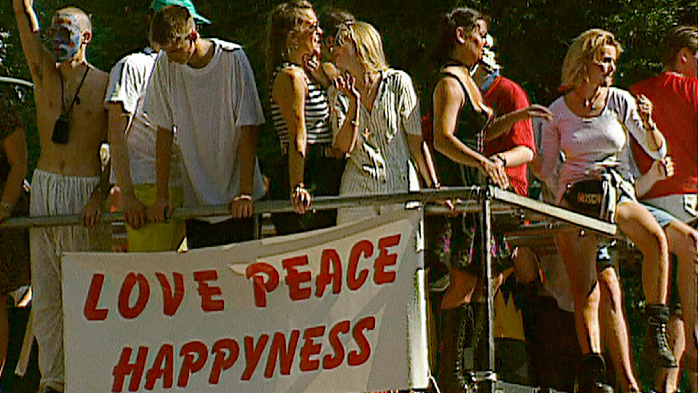 "Berlin - Schicksalsjahre einer Stadt: Die 90er": Die Loveparade in Berlin hat erstmals 100.000 Besucher.
