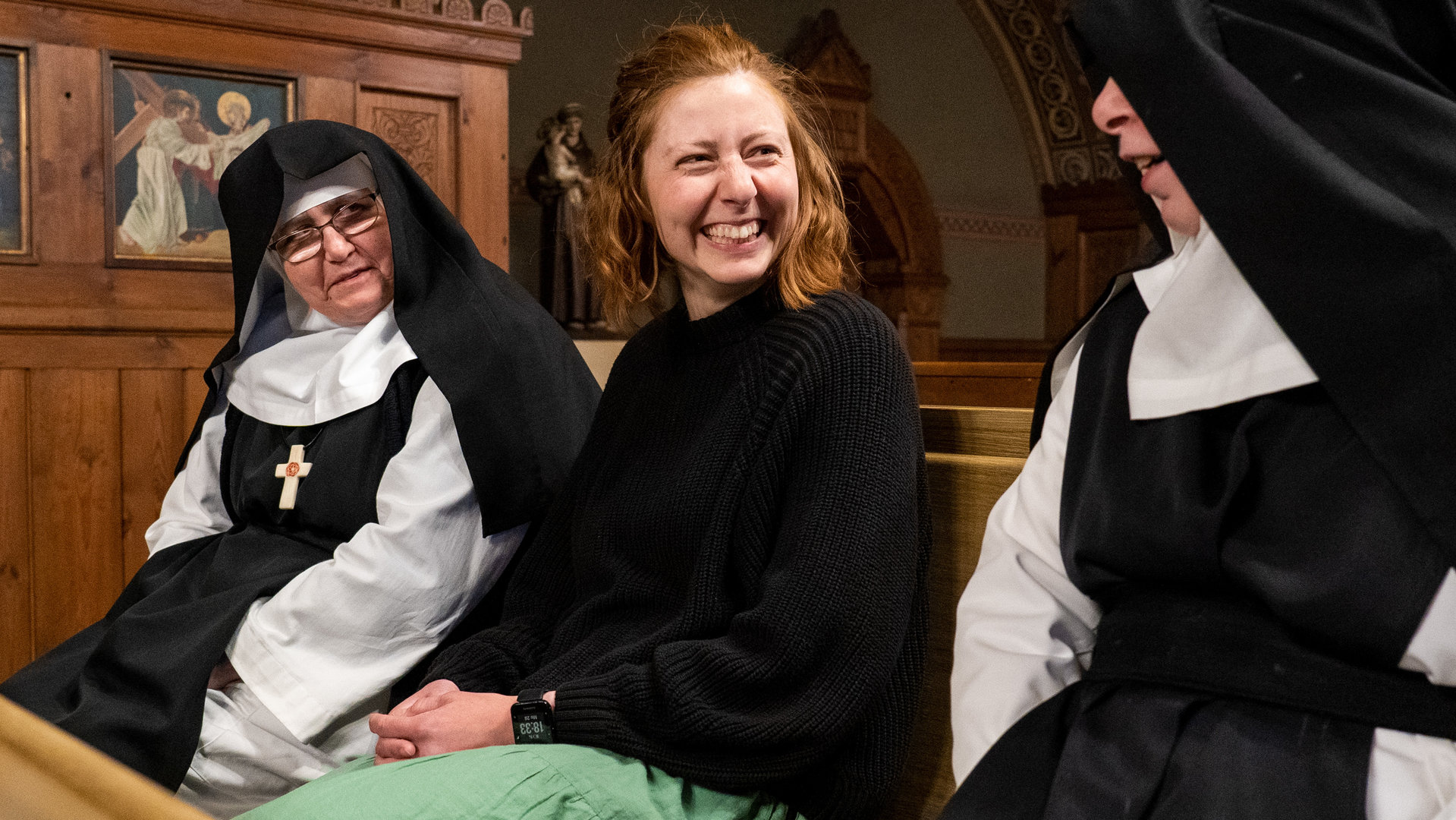 "37°Leben: Leben für Gott": Vanessa zwischen zwei Ordensschwestern auf Kirchenbank.